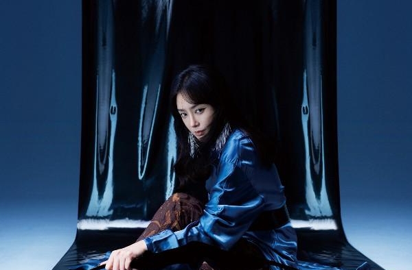 秦岚泪痣妆时尚大片释出　大红高衩裙展现女王风范