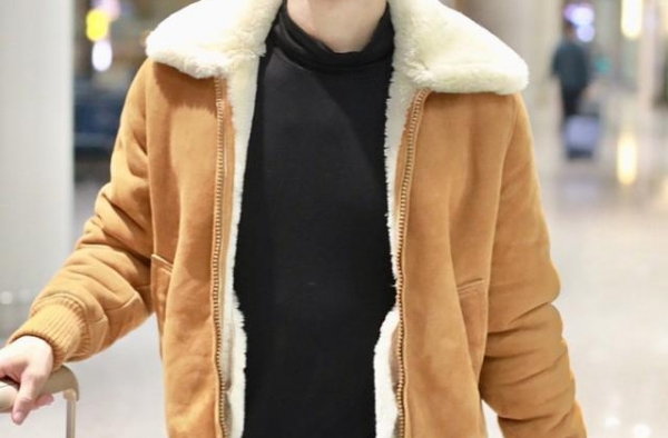 李治廷现身机场，公布恋情笑容满面，一身休闲装好男人感十足