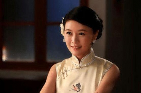 她曾是章子怡无法超越的影后，豪门丈夫病死狱中，今44岁拥百亿
