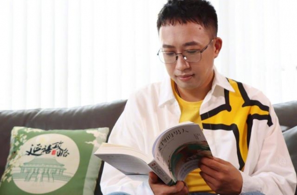 于正晒王艳照片，自称预定下部剧，遭网友呛声：她接你的戏了？