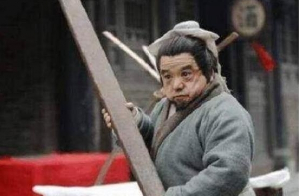 他是国家一级演员，身高只有1米2，却10年娶4个老婆