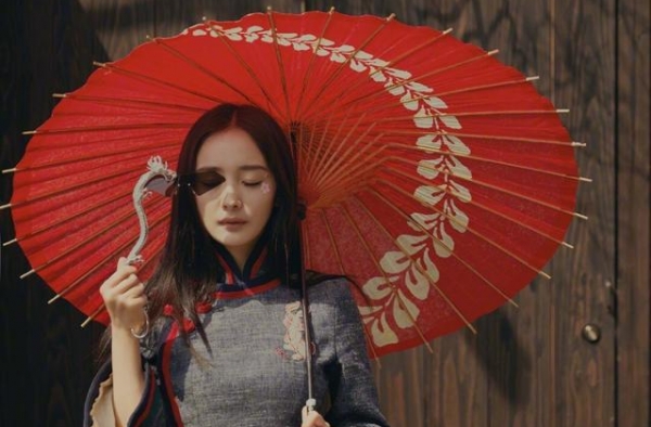 杨幂站的笔直气质终于提升！最美大片刷爆好仪态，终于不像小老太