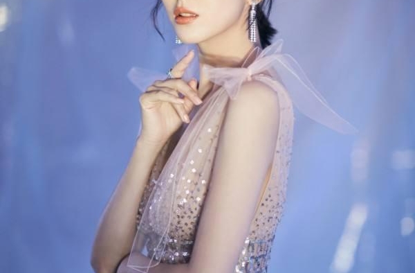 刚夫妻档《家乡》票房翻倍，佟就被爆牵手小鲜肉？这对夫妻料太多