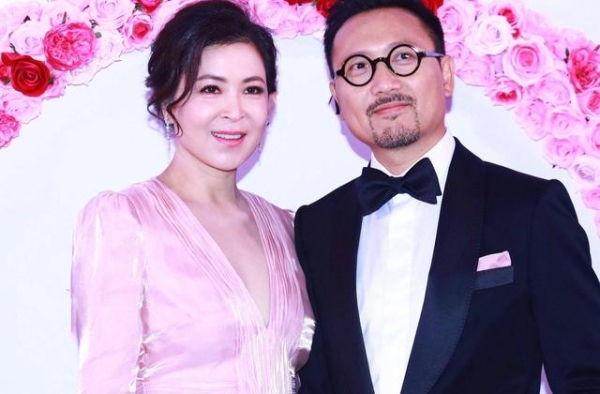 52岁苏玉华受男同性恋友人离世影响，恋爱24年才突然签字结婚
