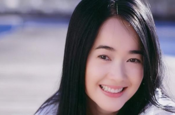 她曾是公认的“氧气美女”，后嫁大20岁丈夫，今40岁美貌无双