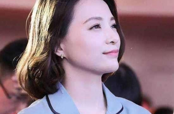 56岁朱军近照曝光，面容憔悴体态臃肿，跟年近70的姜昆像同龄