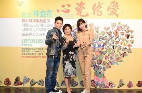 林志颖携妈妈妻子现身公益活动，一家童颜惹人羡，婆媳相处融洽