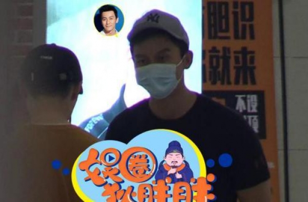 李晨健身太佛系！去健身房还吃汉堡，t恤上印着大黑牛身材壮实