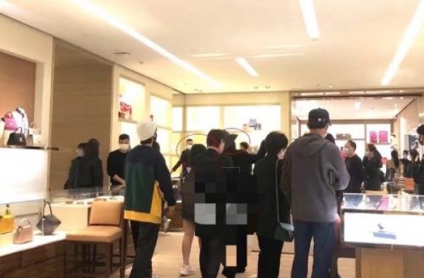 李湘携女儿现身名牌店，颇有豪门名媛之姿，富养结果网友褒贬不一
