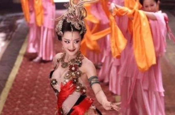 迪丽热巴穿上这一身服装，真是妩媚，像妖精一般勾人魂魄