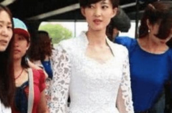 明星们的旧照，没火前的张杰，整容前的杨颖，年少时的谢霆锋