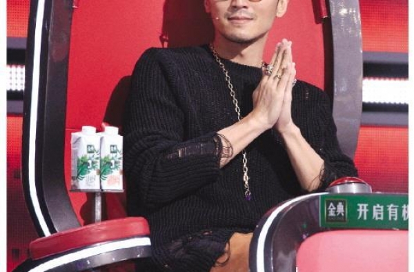 小团子和谢霆锋、李荣浩一起欢乐吃瓜