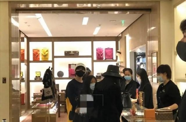 李湘母女现身名品店，穿着打扮富态十足，10岁王诗龄显淑女范儿