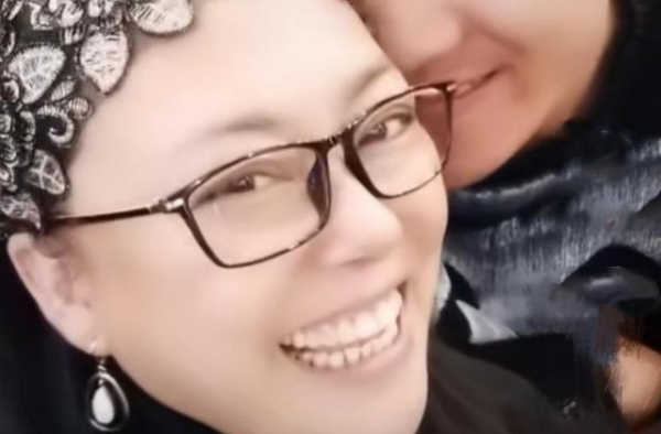 50岁李菁菁与男友同框，老年版萧亚轩？网友：保护好自己的女儿