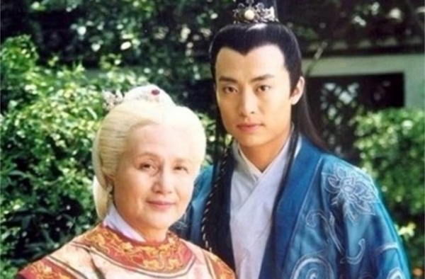 42岁“柯世昭”徐光近照，头留长发扎着马尾，为治病开始健身