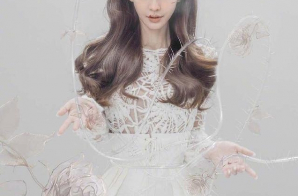 杨颖时尚大片来袭，白色系裙装打造空灵迷幻感，波浪卷发甜美性感