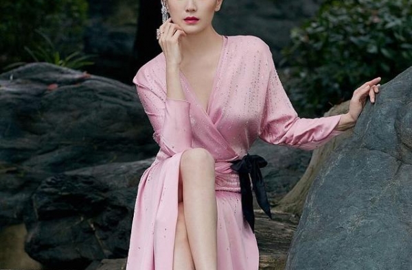 宋佳粉色镶钻长裙现身丝绸之路影展 林间写真精致优雅美如仙子