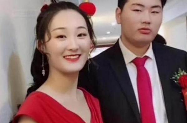 大衣哥儿媳一家聚餐，200斤大姑子露面，吃相夸张仍不缺追求者
