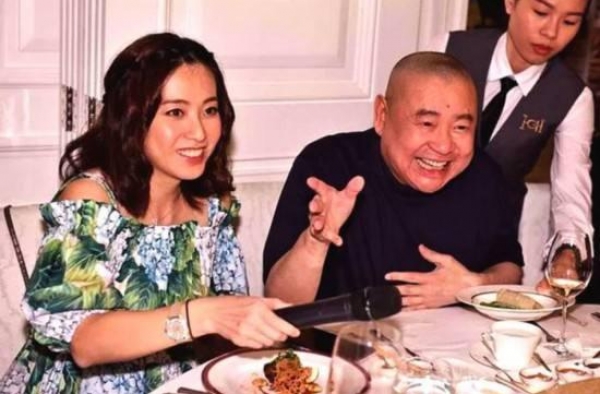 甘比儿子近照曝光，戴眼镜模样酷似刘銮雄！大刘对老婆评价满分