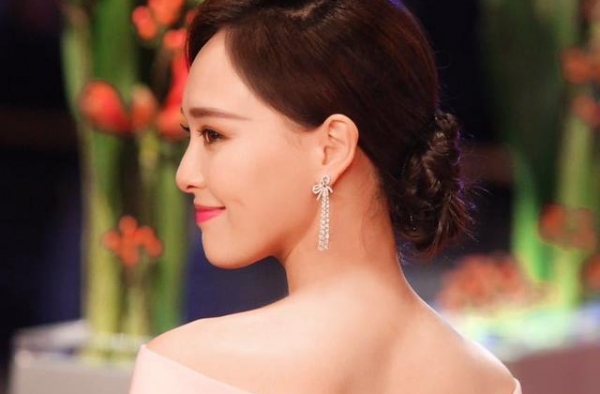 唐嫣10年前与网友偶遇合影照被曝，丑小鸭是怎么变成美天鹅的？