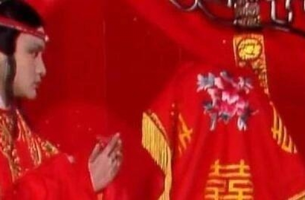 女星“养小鬼”报复男星，和“畜生”一起睡觉