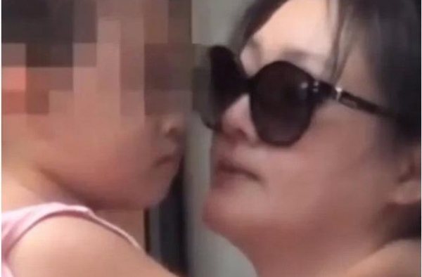 大S送女儿上学的近照，皮肤虽然白皙，但胖回来又有了大妈感