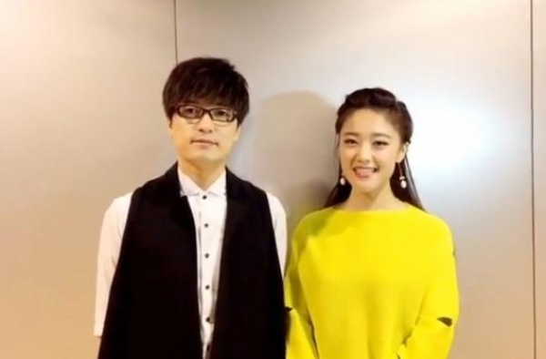 玖月奇迹再合体！王小玮穿黄色毛衣很甜美，离婚后一股邻家女孩范