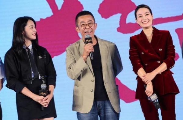 马伊琍同框姚晨气场强，一身红西装好干练，姚晨发型翻车显脸庞