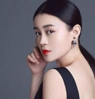 她是赵本山影视剧中的固定妻子，为角色大胆穿着，37岁仍未结婚