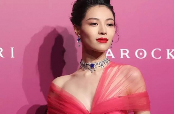 赵丽颖待遇拿的艰难，钟楚曦却能空降，时尚圈身材比作品更重要？
