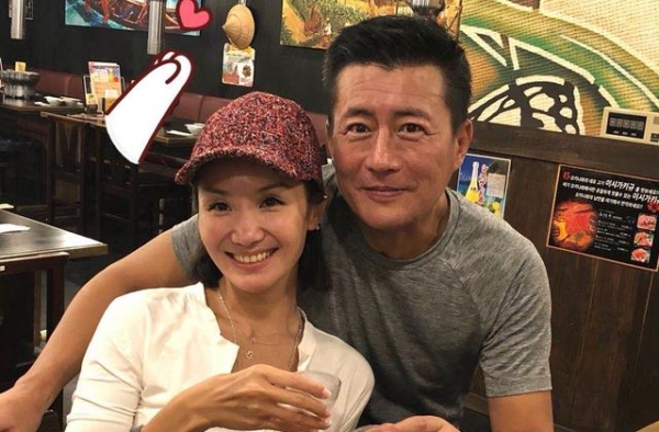 江珊前夫高曙光罕秀恩爱！与小16岁娇妻依偎，女方貌美身材曼妙