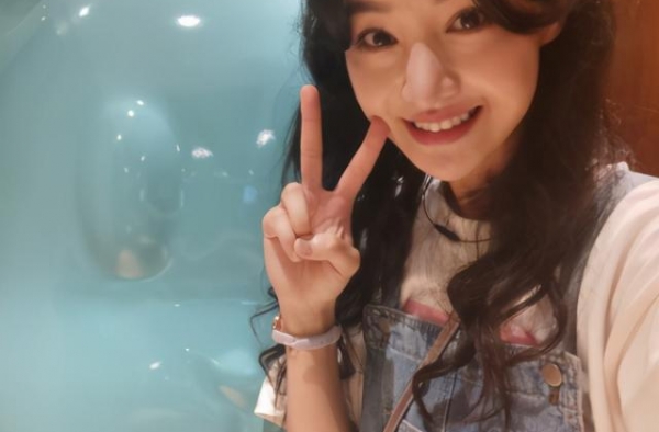 打断朱正廷发言后，郑爽当众吐槽女主持虚荣，耿直可以为所欲为？
