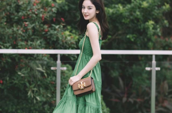 古力娜扎不仅人美还很会穿，身穿一袭绿色连衣裙，气质清新淡雅