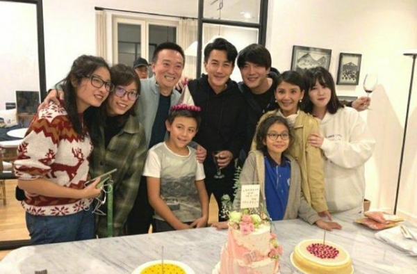 刘烨10岁儿子诺一近照曝光，网友调侃：越来越像陈冠希