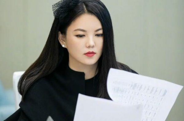 李湘瘦身成功回到从前！女儿完美诠释女大十八变，大长腿被打码？