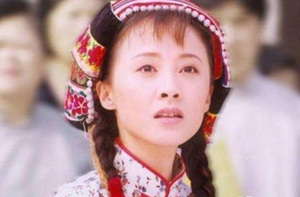 她当红时与认识6天丑夫闪婚，生活奢侈不输赵薇，43岁活成这样