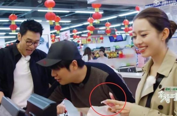 吉娜与郎朗逛超市付款，看到她拿出的钱包后，一旁林依轮都愣了