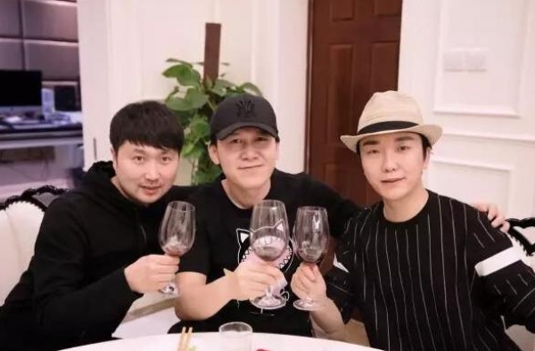 参观李玉刚现实中的家，客厅装修像舞蹈室，连墙面都用镜子代替