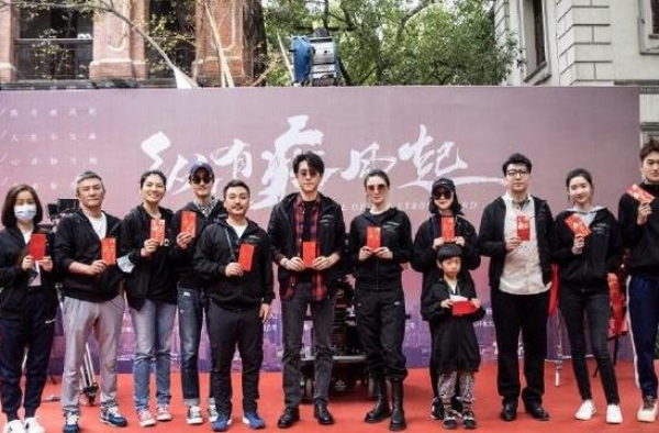 靳东新剧开拍，搭档宋佳，与田雨再度合作，上演公关实战