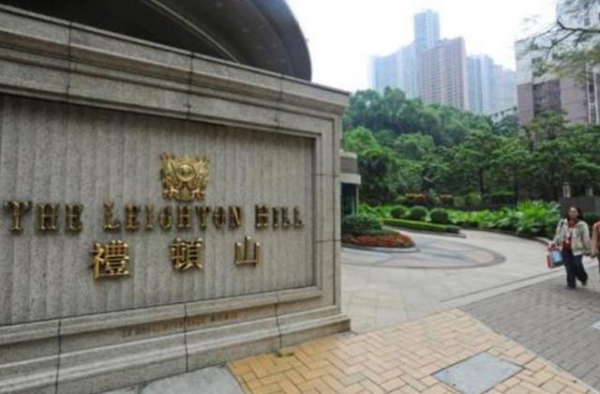 参观陈伟霆在香港的豪宅，小区门口很高大上，家里装修却太节俭了