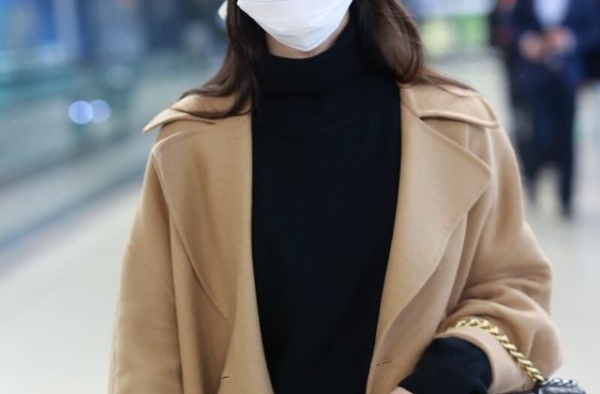 蒋梦婕身穿薄款大衣现身机场，内搭黑色毛衣牛仔裤，随性不失大气