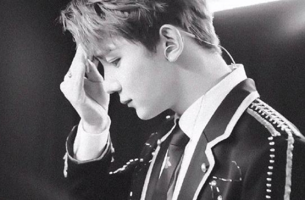 R1SE恋爱导致队友掉资源，队长周震南冒雨送外卖，直播称崩溃
