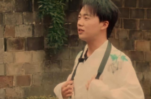 郭麒麟近照曝光，连续参加多档节目超忙碌，苍老憔悴惹心疼