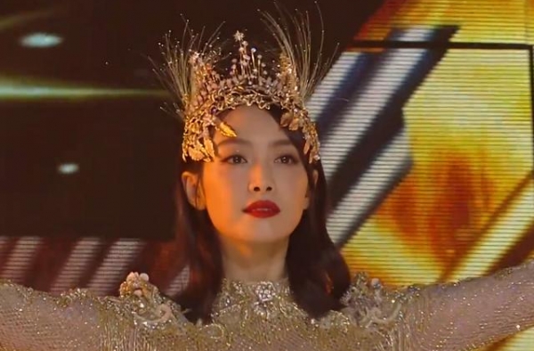宋茜“金鹰女神”扮相显壮，后台曝礼服不合身，材质和发型拖后腿