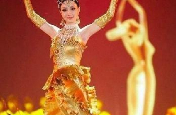 金鹰奖晚会趣事，李小璐被除名，宋威龙肤色差，宋茜战袍重30斤