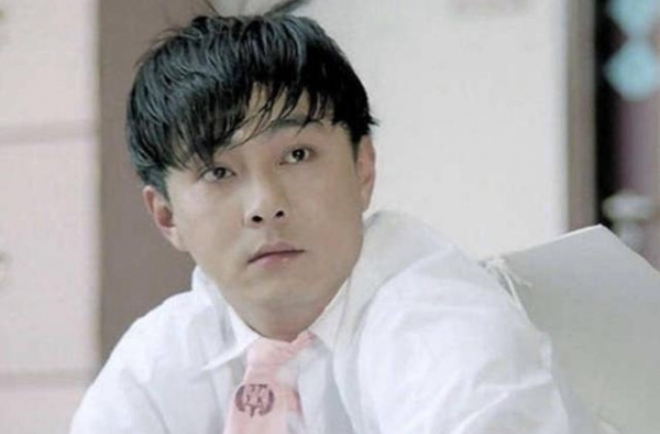 梁朝伟近日照曝光，网友感慨岁月是把杀猪刀，那些年男神还有谁？