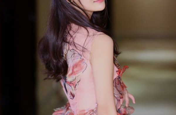 湖北武汉90后女演员张维娜，清纯如水，气质迷人