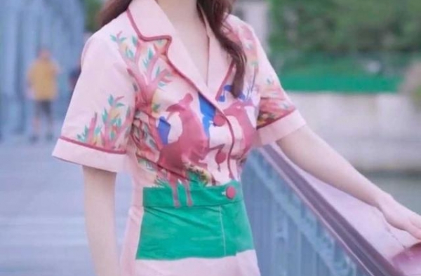 洪欣终于美回来了！穿粉色连体裤配长卷发街拍，美得不像话