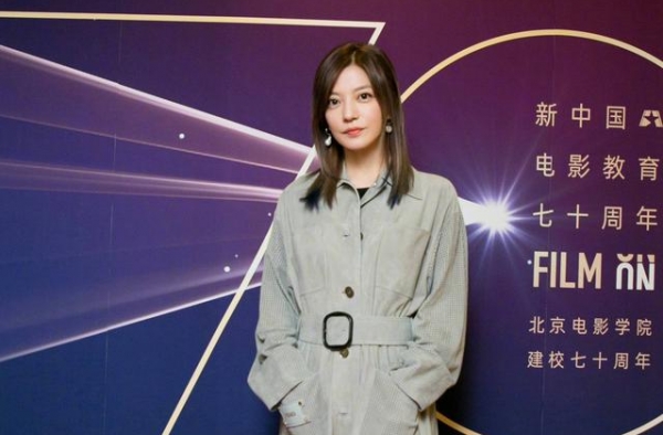 北电校庆历代花旦同台比美！杨幂发际线瞩目，杨紫透明裙暴露腿粗