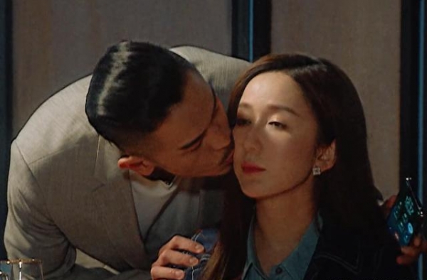 唐一菲把顾佳演成“泼妇”，沉浸在自我表演里，和曹骏像母子